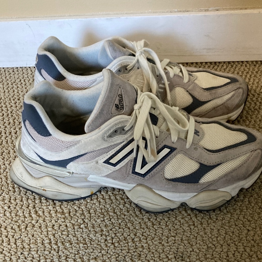 New Balance Men's Sneakers in White and Gray with Navy Accents